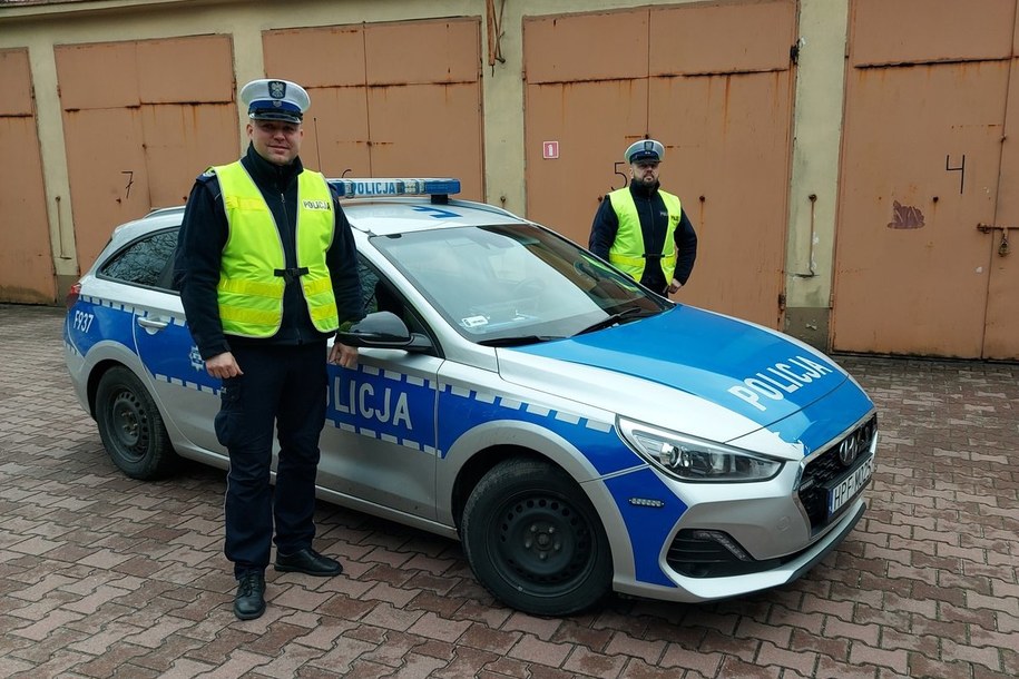 Policjanci eskortowali chorą dziewczynkę do szpitala /Policja /Materiały prasowe