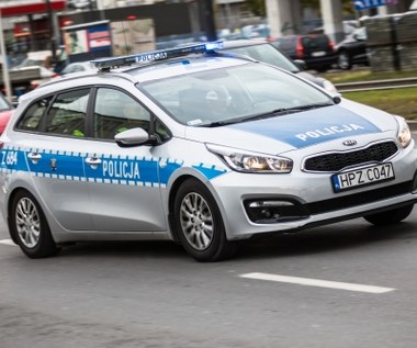 Policjanci eskortują. Ranną, rodzącą i chore dziecko