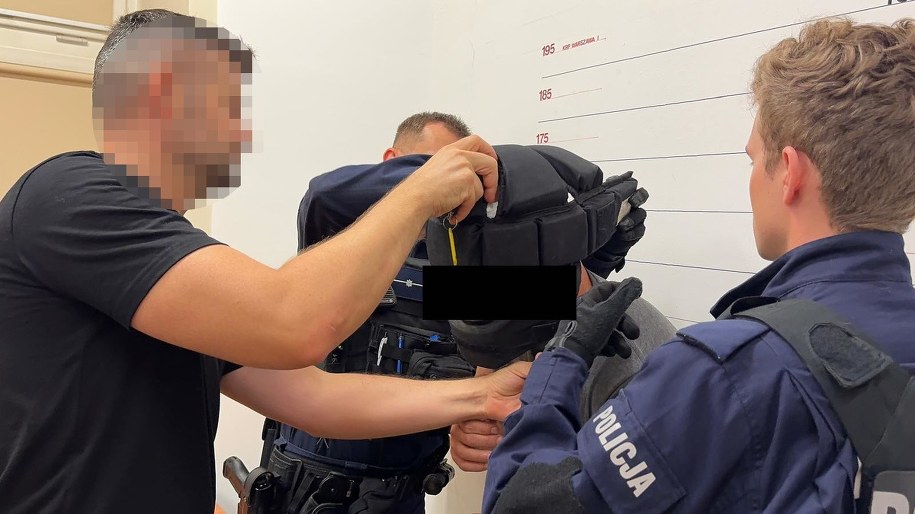 Policjanci i 46-letni podpalacz /Policja