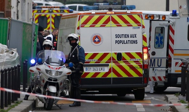 Policjanci i karetki pogotowia pod siedzibą "Charlie Hebdo" //IAN LANGSDON /PAP/EPA