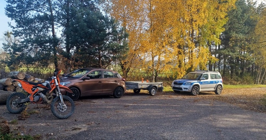 Policjanci i leśnicy często prowadzą kontrole w lasach i karzą motocyklistów i quadowców niszczących przyrodę /Policja