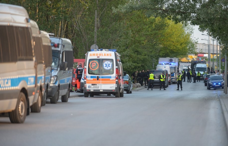 Policjanci i pogotowie na miejscu zdarzenia przy ul. Osmańskiej w Warszawie /Marcin Obara /PAP