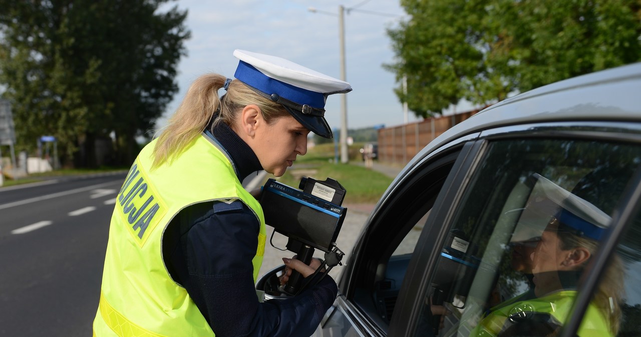 Policjanci i policjantki kontrolują prędkość /Adam Staśkiewicz /East News