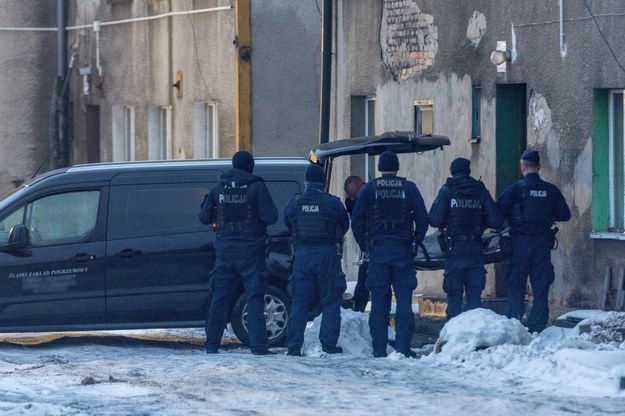 Policjanci i prokurator pracowali w miejscu znalezienia poćwiartowanych zwłok 62-latka (zdjęcie z 21.12.2022) /Zbigniew Meissner /PAP