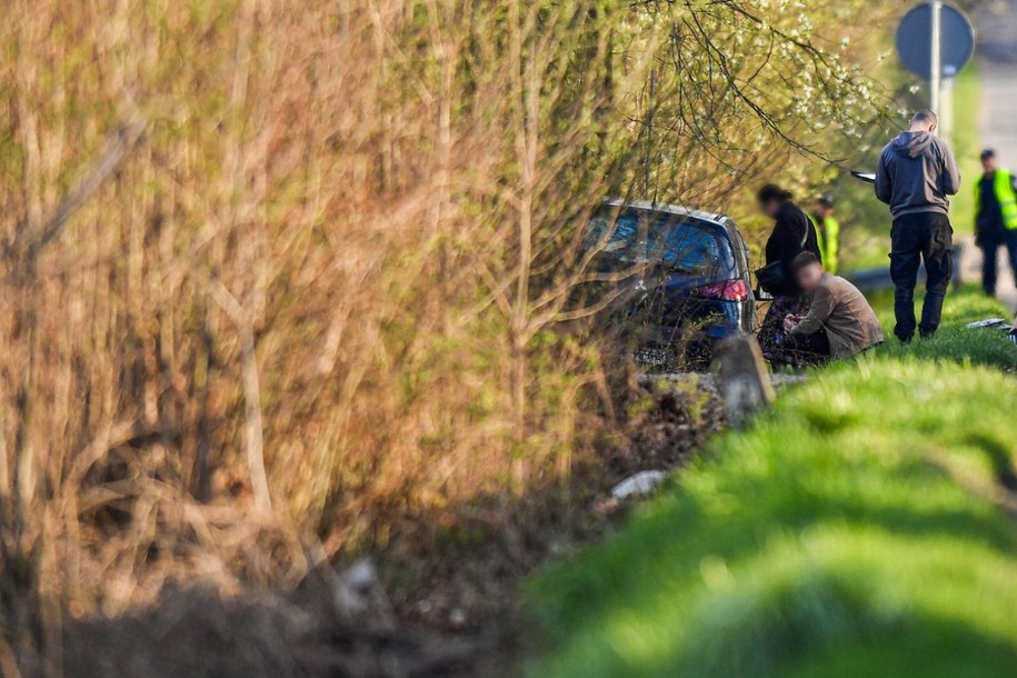 Policjanci i prokuratora  miejscu wypadku w Dąbrowie Górniczej, /PAP/Art Service /PAP