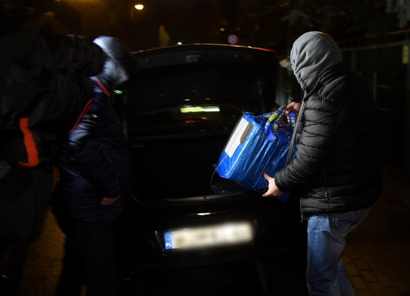 Policjanci i prokuratorzy wynoszą dokumenty z domu gen. Wojciecha Jaruzelskiego w Warszawie /Radek Pietruszka /PAP