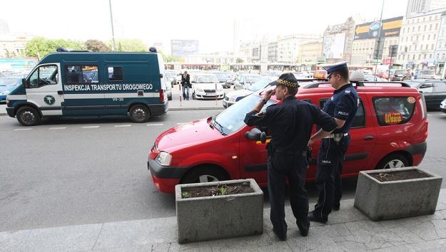 Policjanci i strażnicy skontrolowali taksówki /East News
