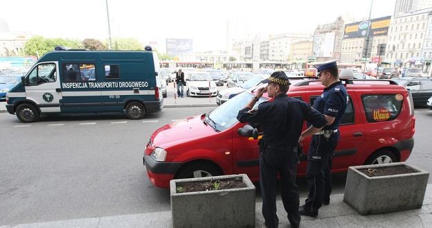 Policjanci i strażnicy skontrolowali taksówki /East News