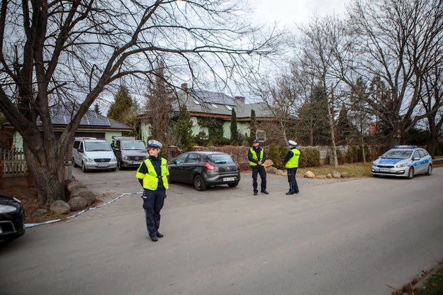 Policjanci i technicy policyjni przy posesji w Ząbkowicach Śląskich, na której doszło do potrójnego morderstwa / 	Maciej Kulczyński    /PAP