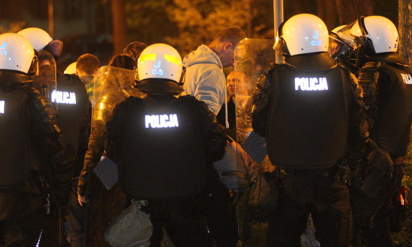 Policjanci interweniują po tym, jak pseudokibice obrzucili ich kamieniami /Andrzej Grygiel /PAP