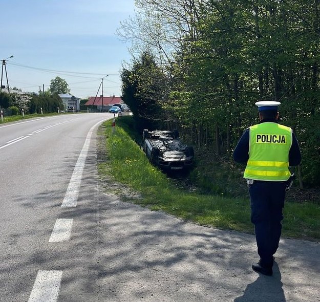 Policjanci jadąc na szkolenie zobaczyli samochód leżący na dachu /Podkarpacka Policja /Materiały prasowe