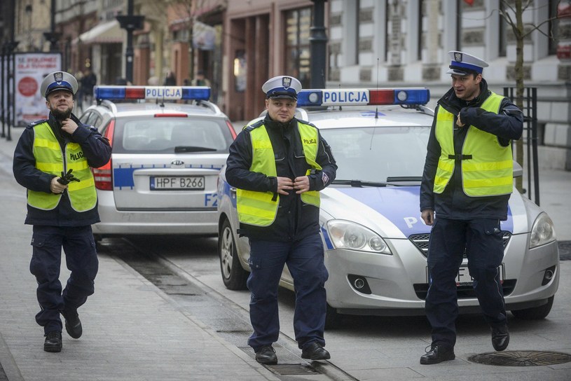 Policjanci już nie wożą urzędników, ale... /Piotr Kamionka /Reporter