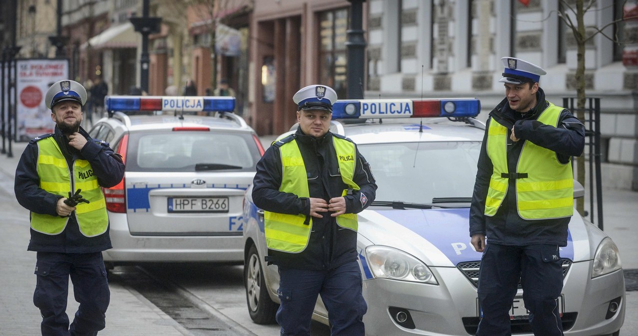 Policjanci już nie wożą urzędników, ale... /Piotr Kamionka /Reporter