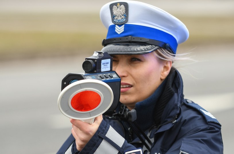 Policjanci kontrolują prędkość /ANDRZEJ ZBRANIECKI /East News