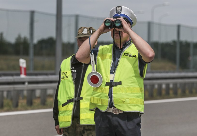 Policjanci kontrolują prędkość /Piotr Jędzura /Reporter