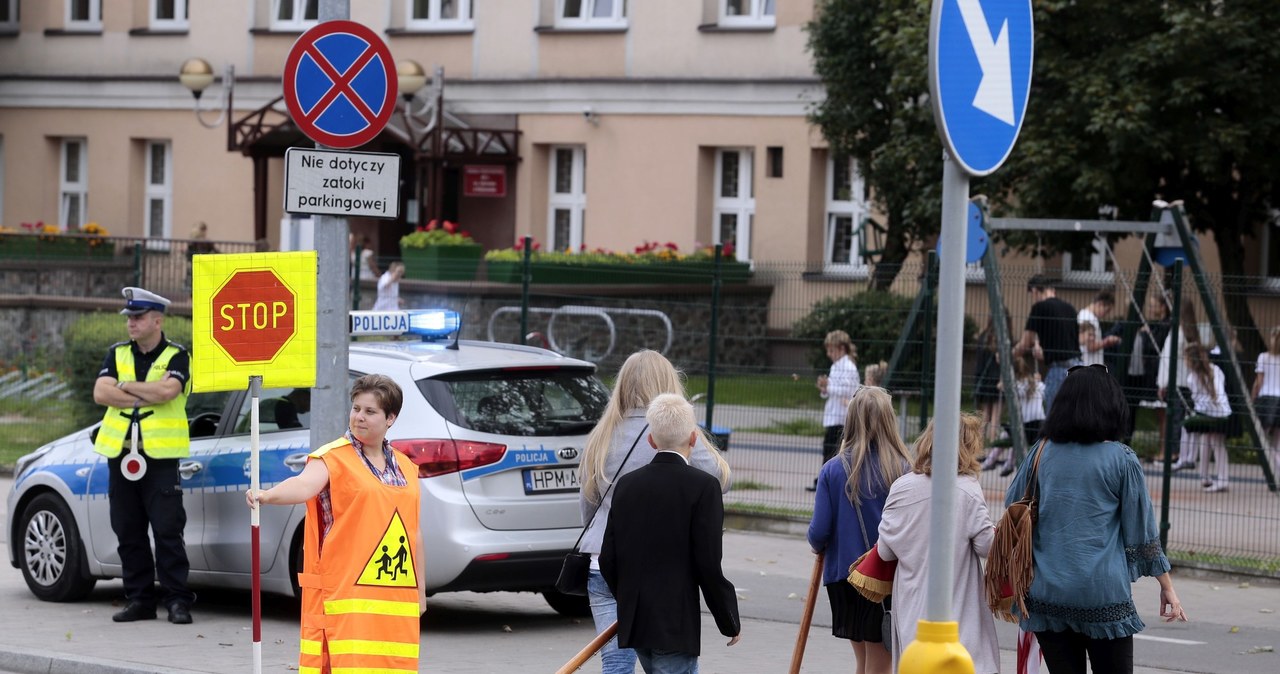 Policjanci kontrolują przejścia w pobliżu szkół /Piotr Mecik /East News