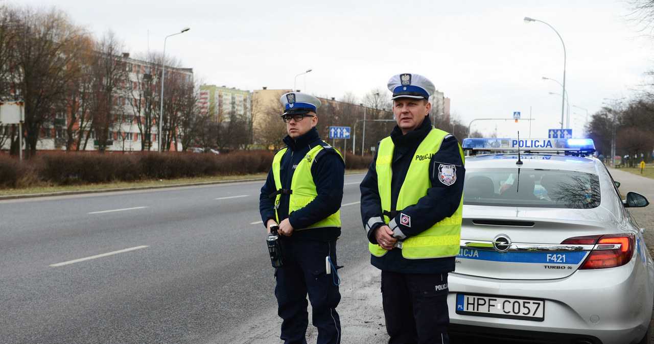 Policjanci kontrolują rejony przejść / Adam Staśkiewicz  /East News