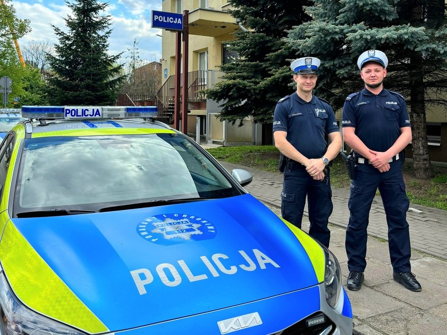 Policjanci, którzy eskortowali samochód z 4-letnią dziewczynką /KPP w Żyrardowie /