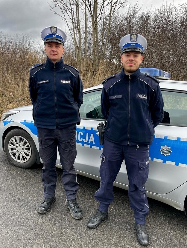 Policjanci, którzy pomogli kobiecie /KMP Bydgoszcz /