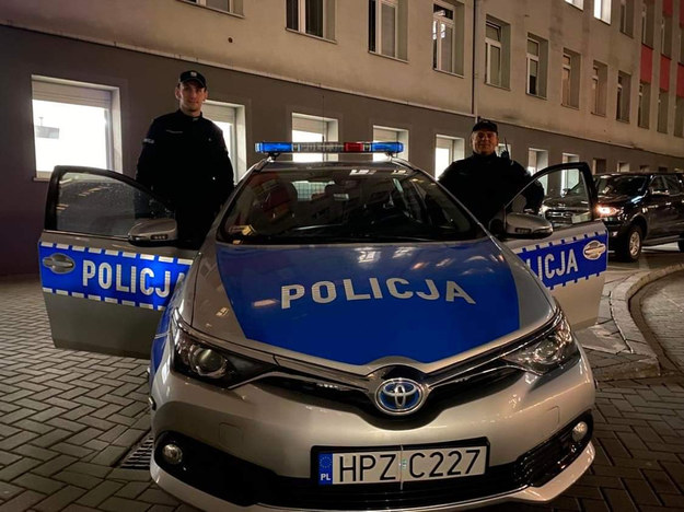 Policjanci, którzy pomogli w transporcie odgryzionego organu /Policja