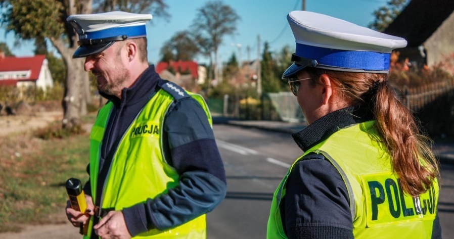 Policjanci, którzy zawieźli kobietę do szpitala /Informacja prasowa