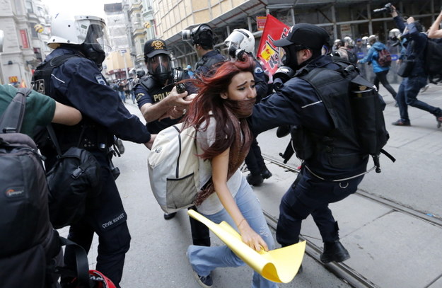 Policjanci łapią uczestników protestu /PAP/EPA/SEDAT SUNA /PAP/EPA
