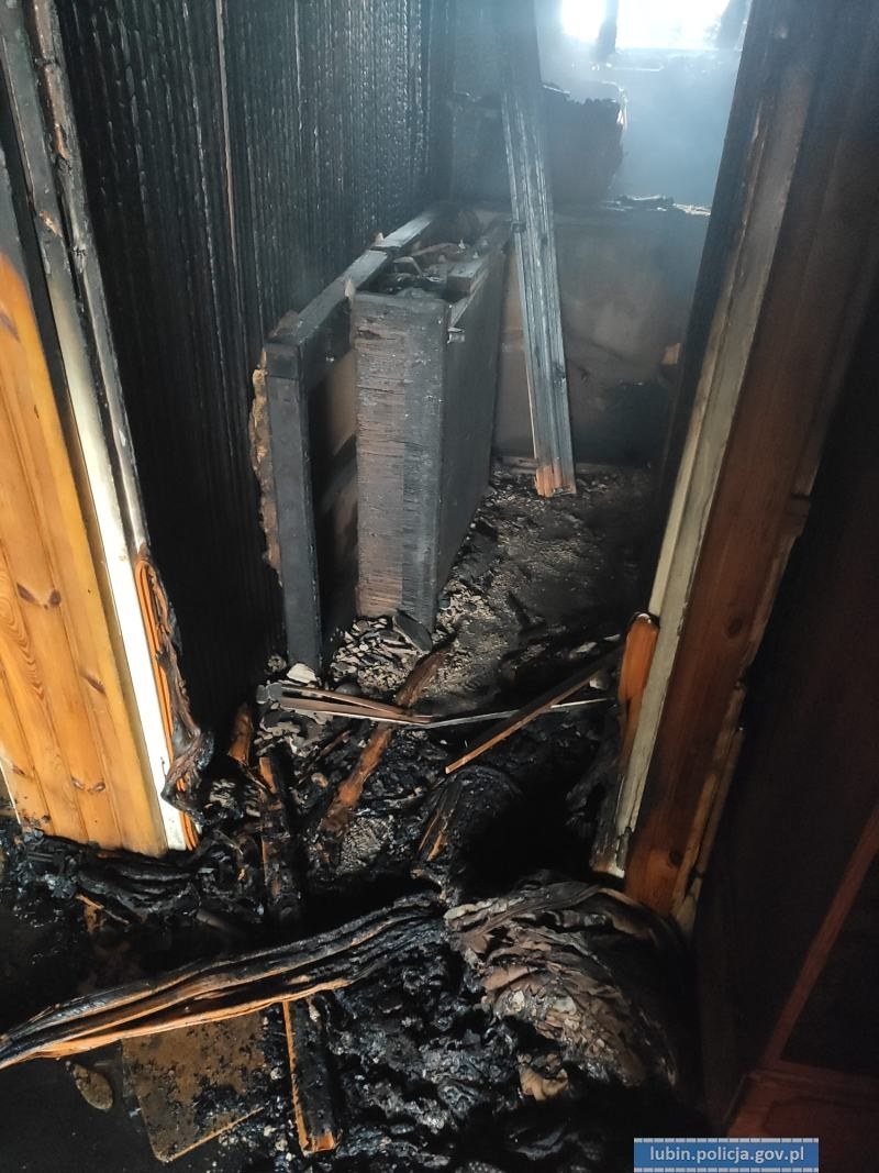 Policjanci lubińskiej komendy jako pierwsi zjawili się na miejscu pożaru, który wybuchł w jednym z bloków w Lubinie /KPP Lubin /