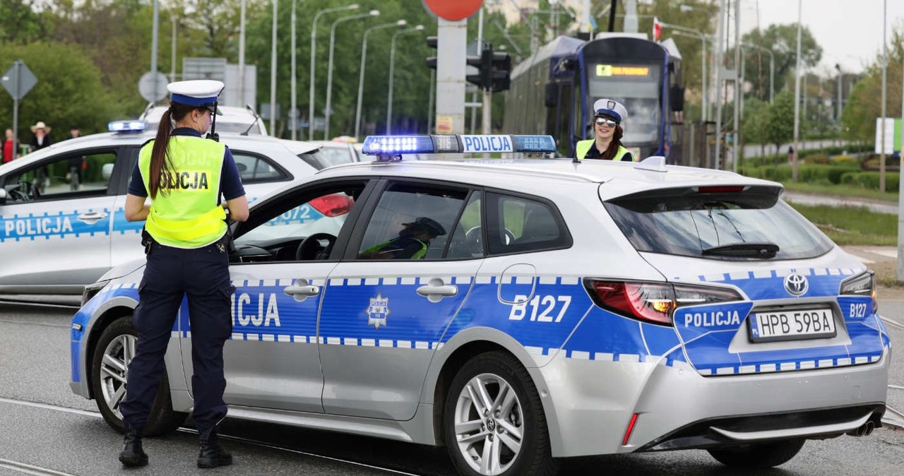 Policjanci mają aplikację, która ułatwia im nakładanie mandatów /123RF/PICSEL