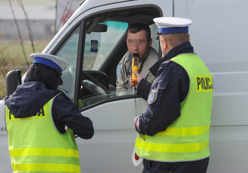 Policjanci mają dbać o bezpieczeństwo, a nie tylko wystawiać mandaty /Łukasz Solski /East News