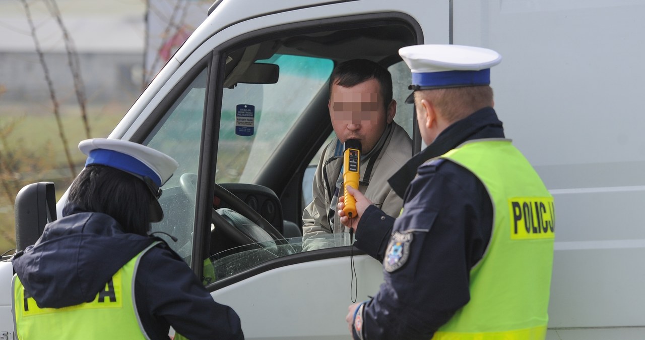 Policjanci mają dbać o bezpieczeństwo, a nie tylko wystawiać mandaty /Łukasz Solski /East News