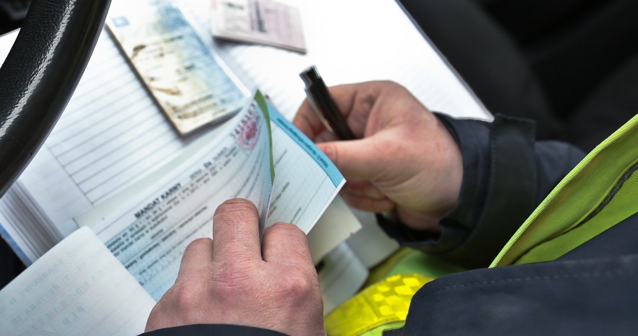 Policjanci mają jeszcze dużo starych druków mandatowych /Piotr Jędzura /Reporter