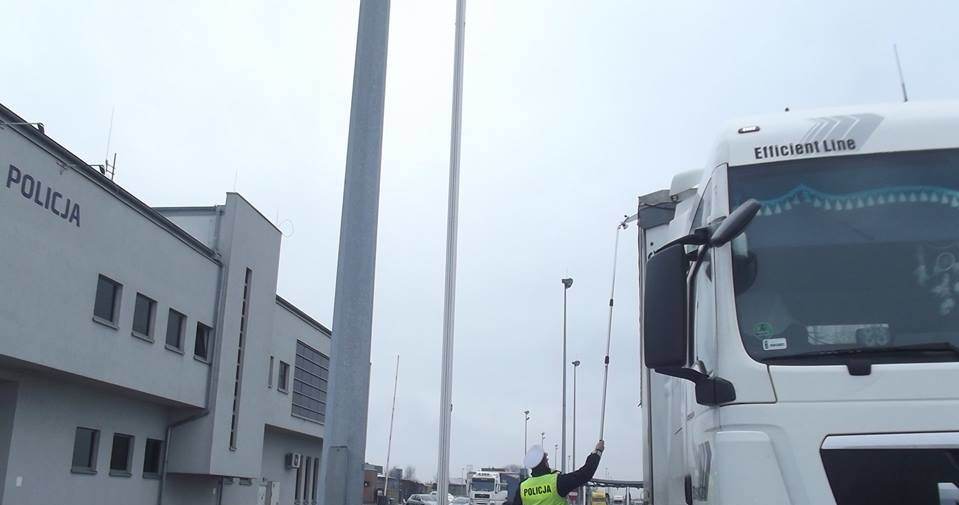 Policjanci mają specjalny sprzęt do sprawdzania naczep /Policja