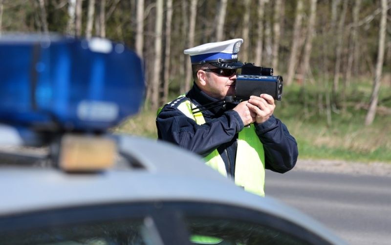 Policjanci mają wystawić więcej mandatów niż w zeszłym roku /Piotr Jędzura /Reporter