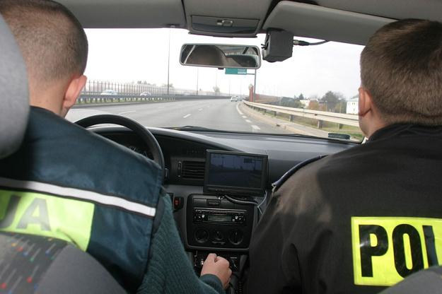Policjanci mierzą prędkość... swoją, a nie ściganego pojazdu / Fot: Tomek Zieliński /Agencja SE/East News