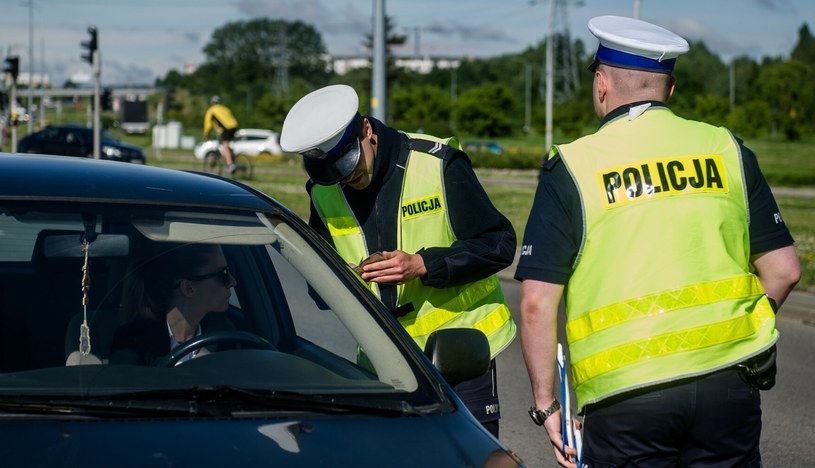 Policjanci mogą podczas kontroli zadać kierowcy pewne pytanie, a za brak odpowiedzi wystawić nawet 3000 zł mandatu /Mateusz Ochocki/KFP /Reporter