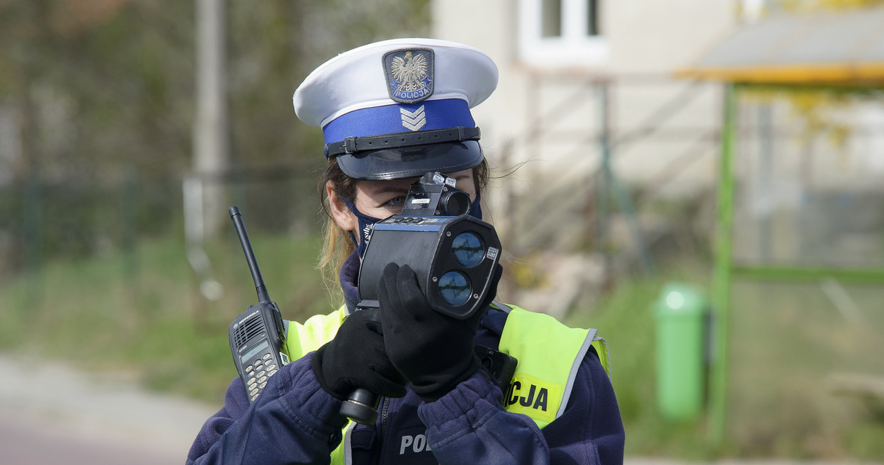 Policjanci mogą sprawdzać również maski /Stanisław Bielski /Reporter