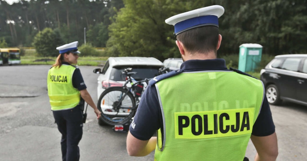 Policjanci mogą sprawdzić wyposażenie samochodu, jeśli zachodzi uzasadnione podejrzenie, że przewozimy nielegalne przedmioty. /PIOTR JEDZURA/REPORTER /East News