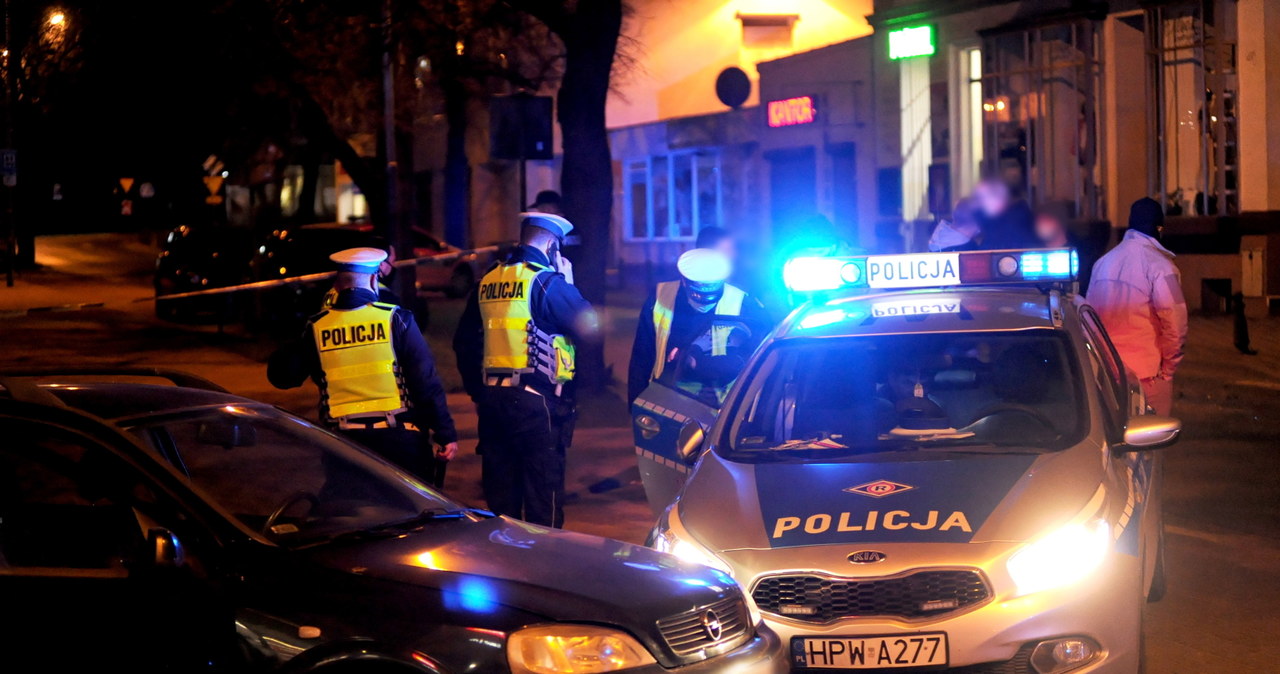 Policjanci musieli przestrzelić opony w Oplu /Teodor Szary /PAP