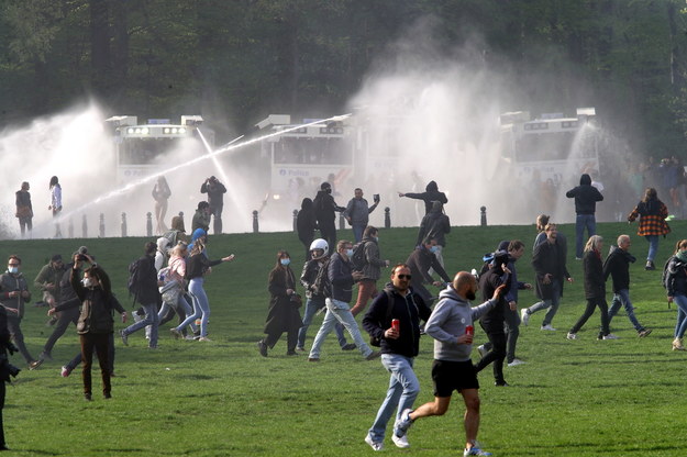 Policjanci musieli użyć armatek wodnych /OLIVIER HOSLET /PAP/EPA