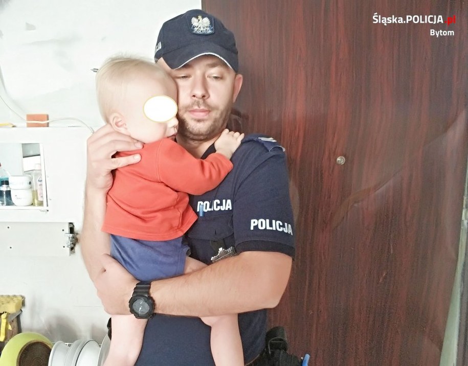 Policjanci musieli wyważyć drzwi, żeby ratować chłopca /Śląska policja /