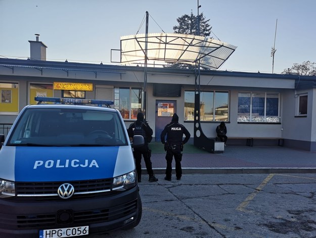 Policjanci na dworcu autobusowym w Nowym Sączu /Komenda Wojewódzka Policji w Krakowie /Policja
