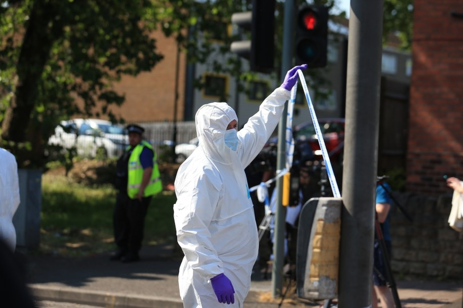Policjanci na Ilkeston Road w Nottingham /LINDSEY PARNABY /PAP/EPA