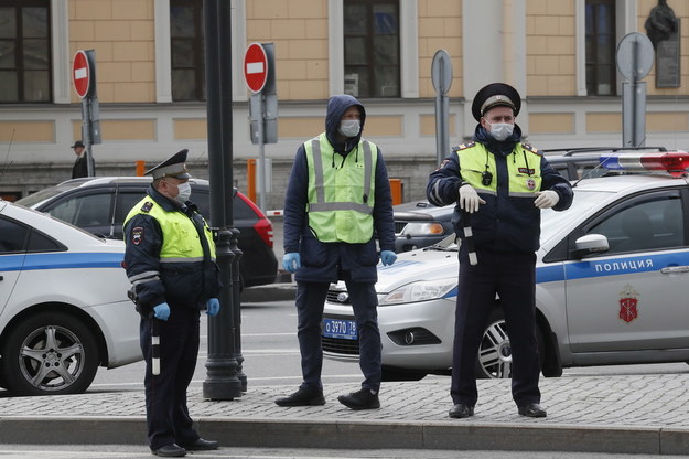 Policjanci na jednej z ulic Sankt Petersburga /ANATOLY MALTSEV  /PAP/EPA