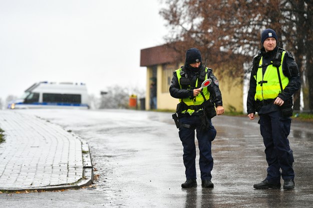 Policjanci na jednej z ulic w Przewodowie /Wojtek Jargiło /PAP