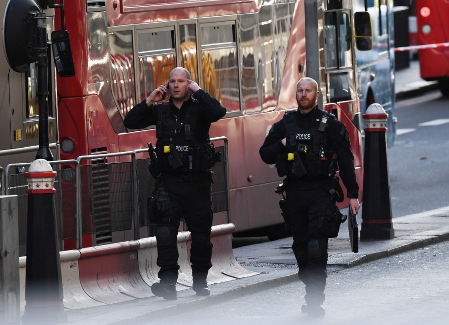 Policjanci na miejscu ataku /FACUNDO ARRIZABALAGA /PAP/EPA