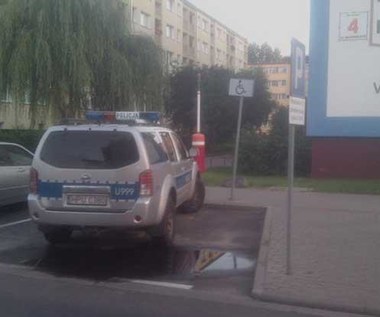 Policjanci na miejscu dla inwalidów i godność  pijaka