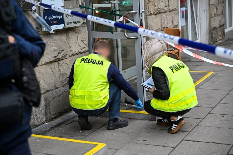 Policjanci na miejscu incydentu /Radek  Pietruszka /PAP