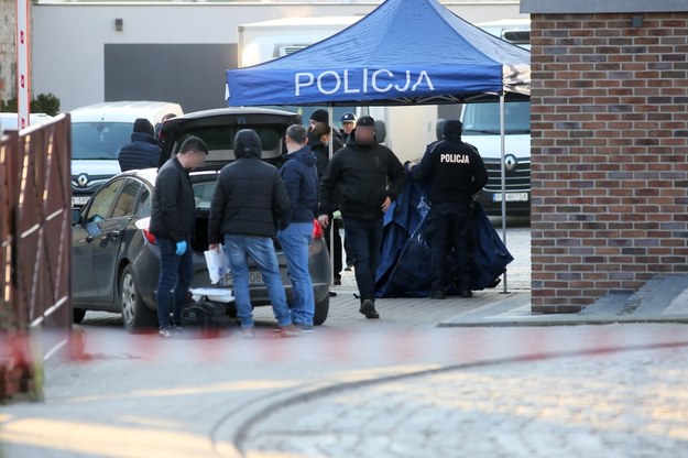 Policjanci na miejscu podwójnego morderstwa na placu Kościuszki w Pleszewie /	Tomasz Wojtasik /PAP