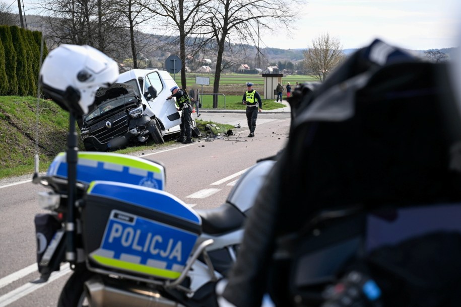 Policjanci na miejscu wypadku w Ruszelczycach /Darek Delmanowicz /PAP