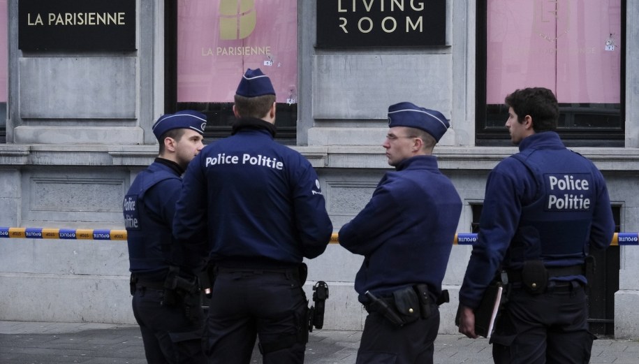 Policjanci na miejscu zdarzenia /OLIVIER HOSLET /PAP/EPA